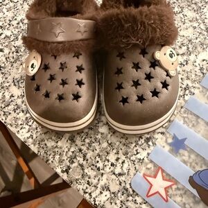 Kids Brown Fleece-Lined Star Clog Shoes